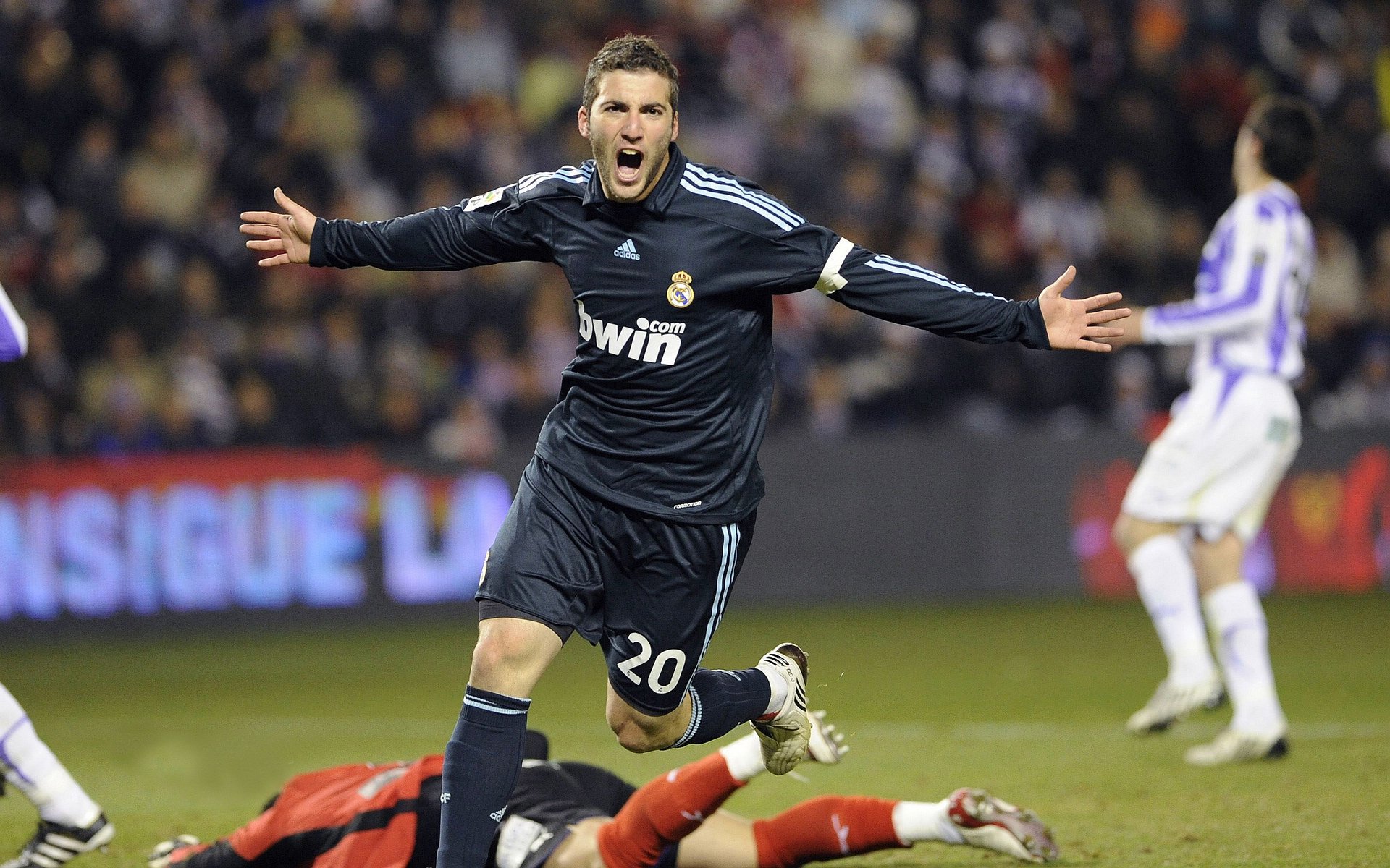 爱游戏app下载-“胡利安·门德斯的进攻与防守双重威胁，助力美洲狮队实现突破”